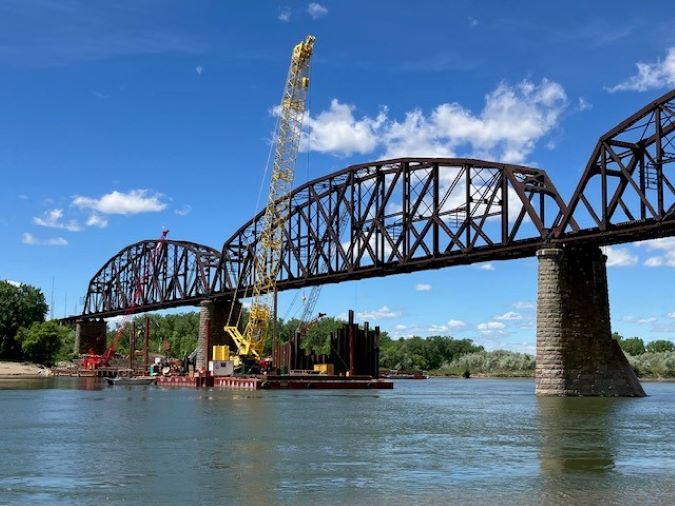 Construction of the new bridge’s piers begins next to the existing bridge. Construction of the new bridge’s piers begins next to the existing bridge.