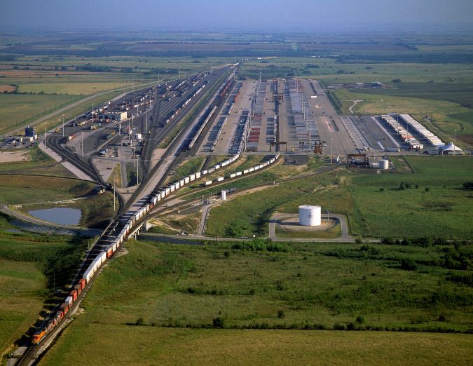 A southbound train at the Alliance Intermodal Facility, circa 2005. A southbound train at the Alliance Intermodal Facility, circa 2005.